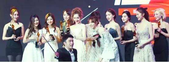 四季青直播服装批发爆单,四季青女装批发直播打底