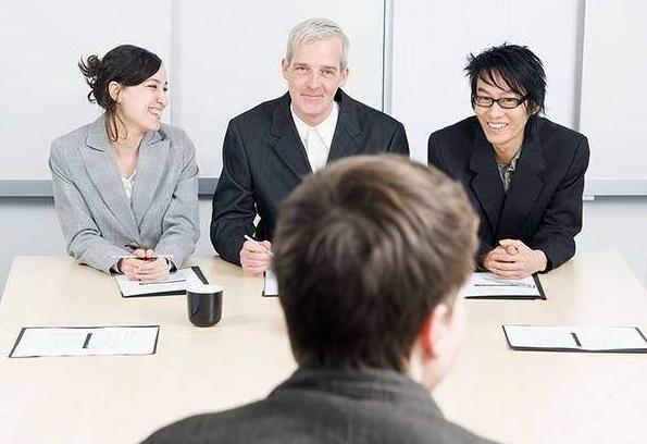 面试官：你捡了10万，失主说少了5万咋办？小伙高情商回答被录用