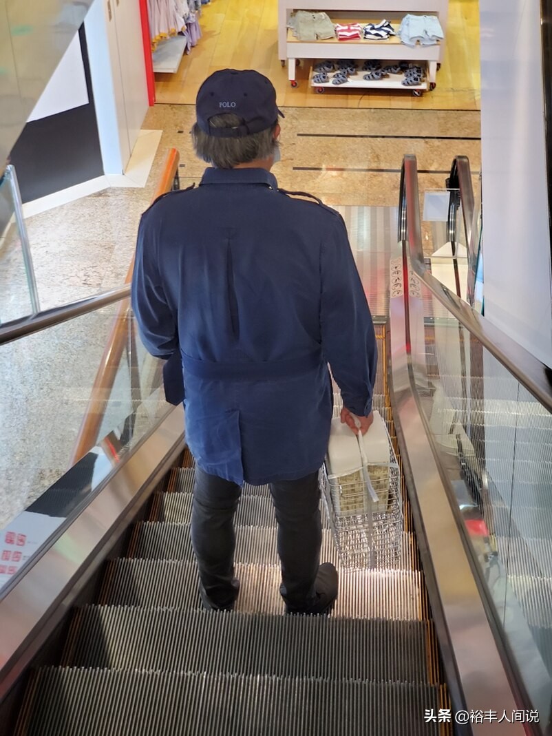 霍震霆独自一人逛超市,霍震霆出门为什么不带保镖