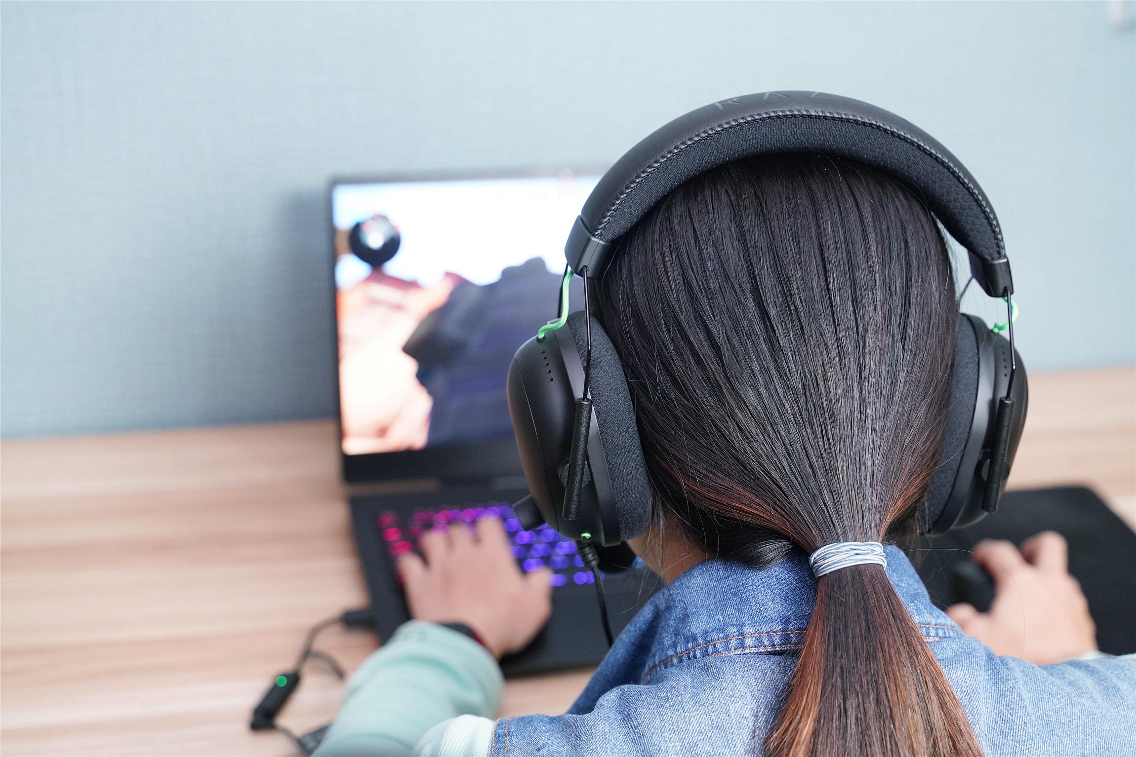 雷蛇旋风黑鲨v2电竞耳机上手,razer雷蛇旋风黑鲨v2x头戴式打csgo