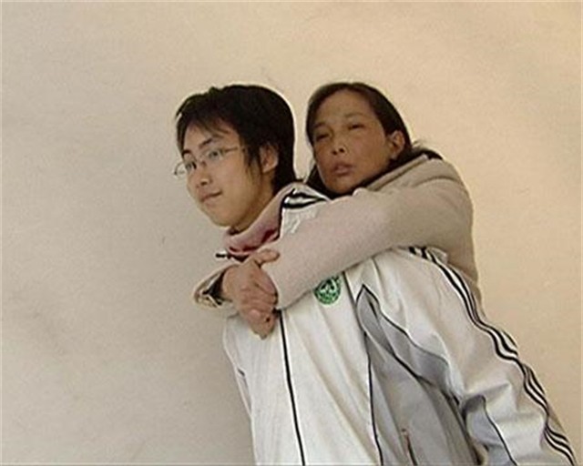 05年“背母上大学”的刘霆，10年后接受变性手术，后来怎样了？