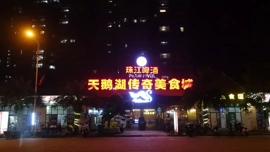 你愿意把夜晚交给谁？是舞台上的高跟鞋，还是大排长龙的宵夜摊