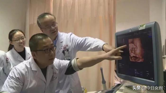 女子通过试管婴儿生下一个儿子,中国首个人工授精出生的女婴