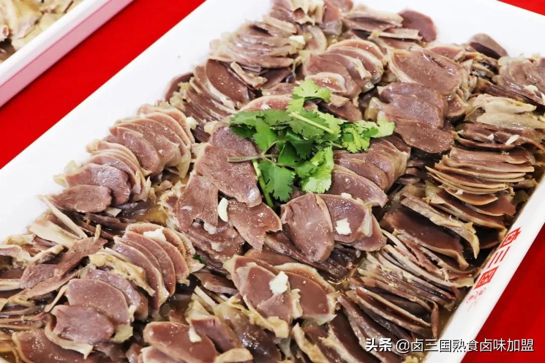 开个小型卤菜店一年能赚多少钱,开个卤菜店一年能赚多少钱