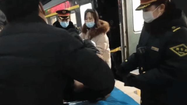 火车列车员和列车长怎么分辨,列车长和列车员有什么区别