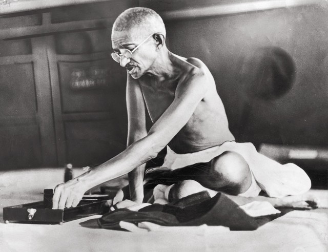 甘地妻子患病奄奄一息,请求丈夫买青霉素,却遭其生气大喊:不