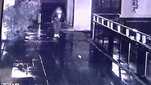 男子与女友酒店开房被*窥偷**半夜听到凿壁竟在墙壁上发现一个洞！