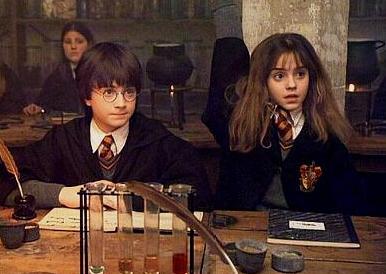 哈利波特搞笑片段赫敏,哈利波特赫敏被用刑的片段