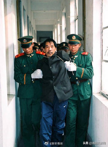 潜逃20年“女魔”落网：曾为小学教师伙同男友残忍杀7人