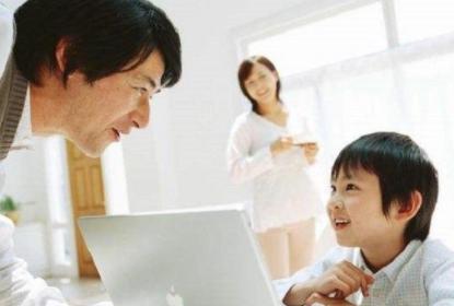 儿子高中天天黏着妈妈,孩子十几岁了却总是黏着妈妈