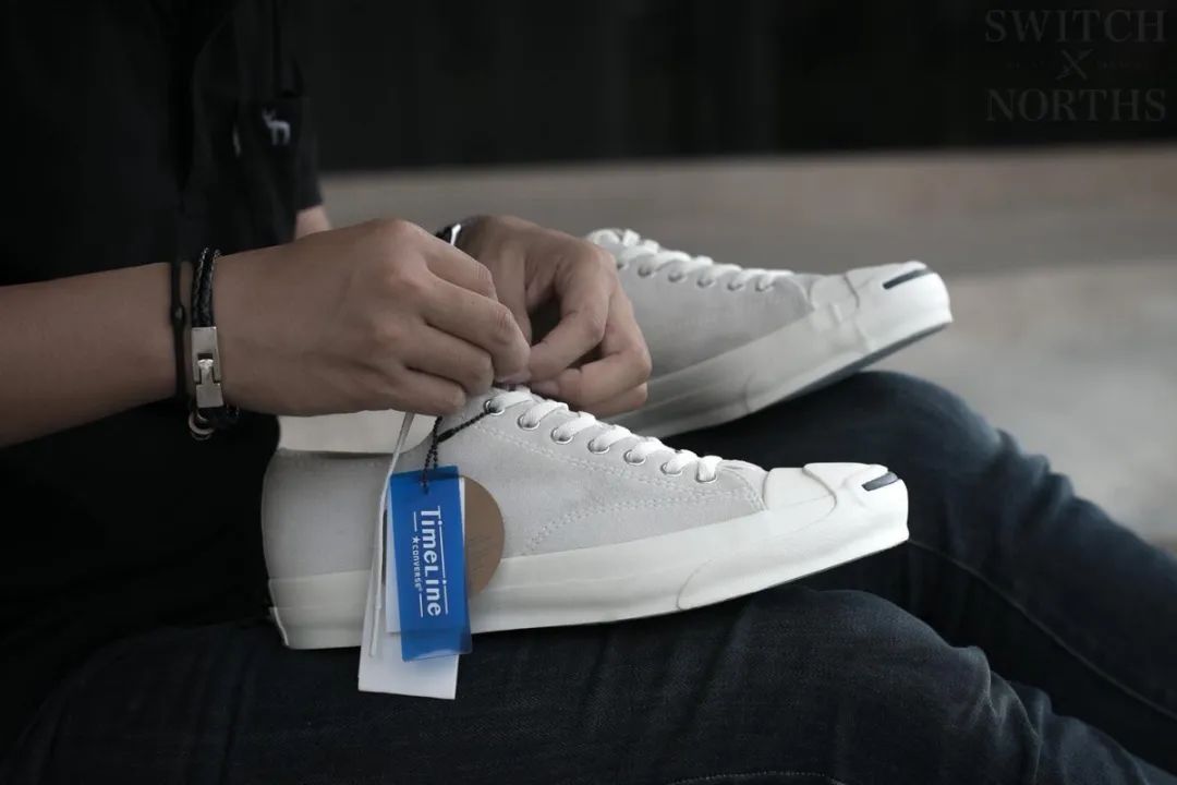 最近很火的一双蓝色帆布鞋,一双帆布鞋带你惊艳整个春夏