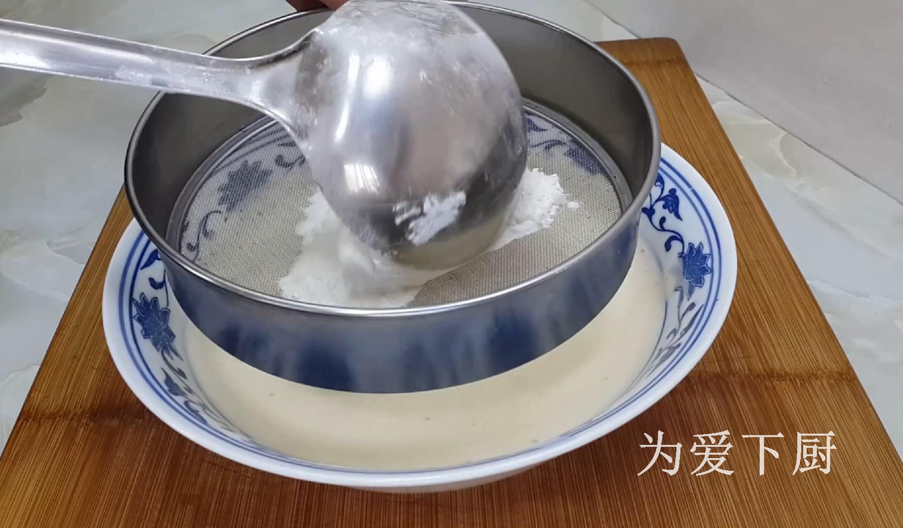 只用牛奶和鸡蛋做蛋糕不用打蛋器,鸡蛋做蛋糕简单不用烤箱