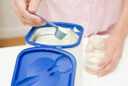 为什么奶粉勺下面要留两个小孔,为什么奶粉的勺子底部有个孔