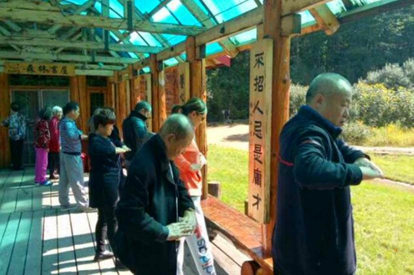 揭秘森林瑜伽原名藏密气功？致人死亡大师刘尚林*藏西**拜师照片曝光