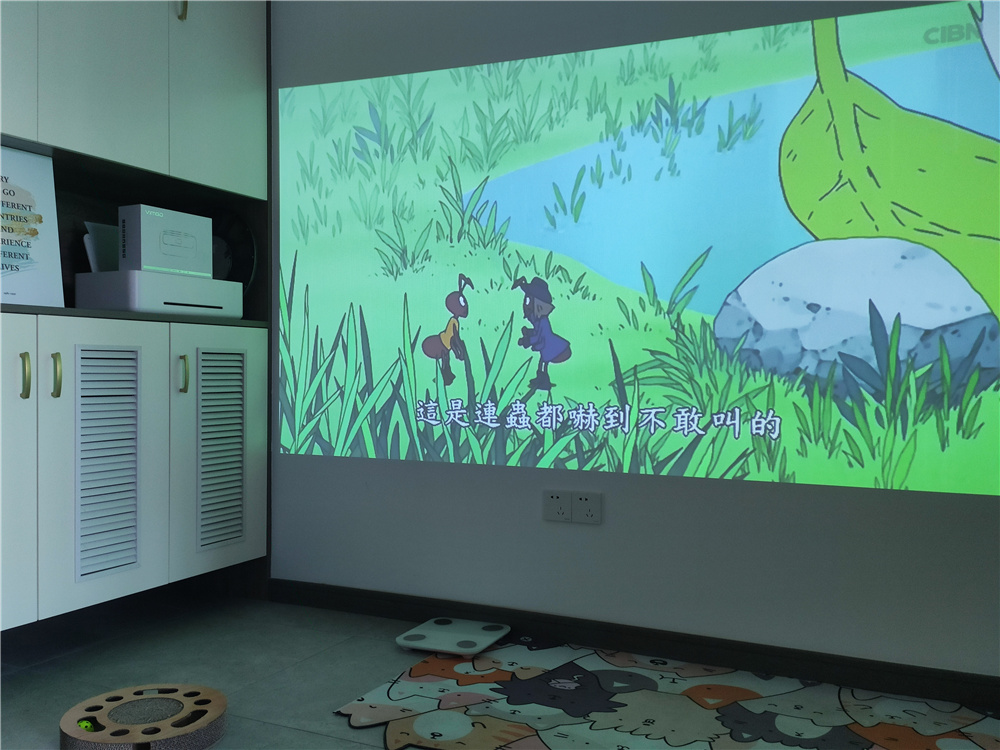 把家用投影仪放到电影院里投影,微果投影仪家用