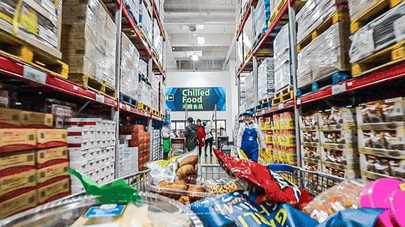 过年去超市囤货,过年没来得及买年货