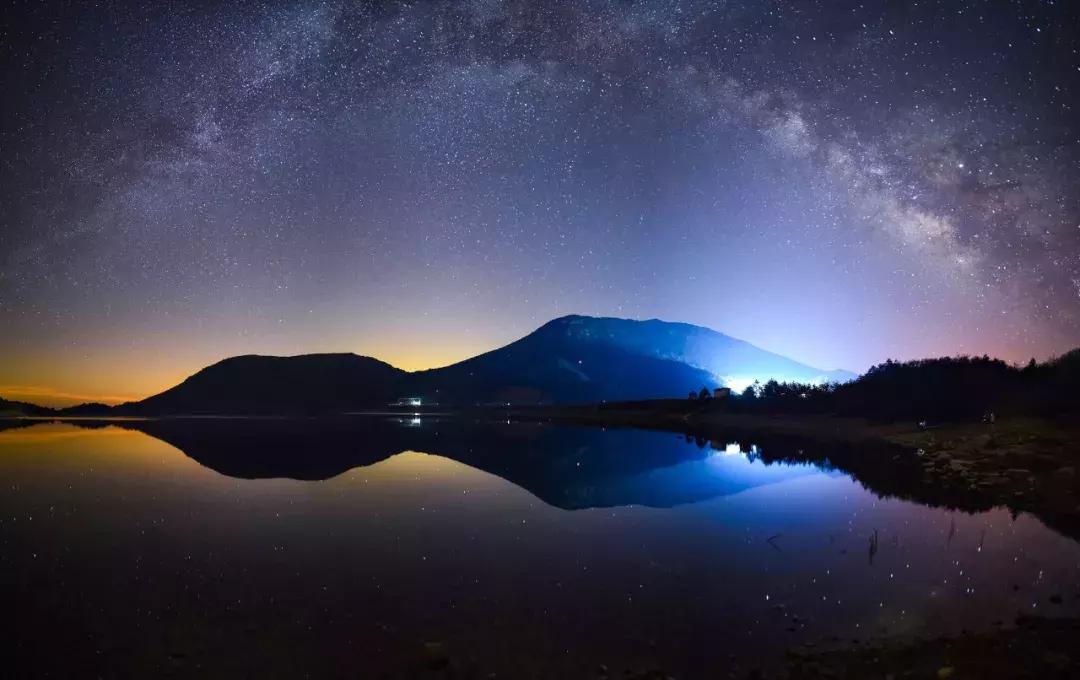 睡进这间藏身青山湖边的理想酒店，一起探寻临安城的悠居岁月~