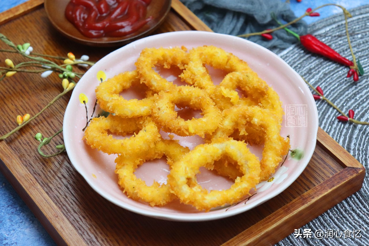 家中自制香酥鱿鱼圈,香酥鱿鱼圈炸制过程