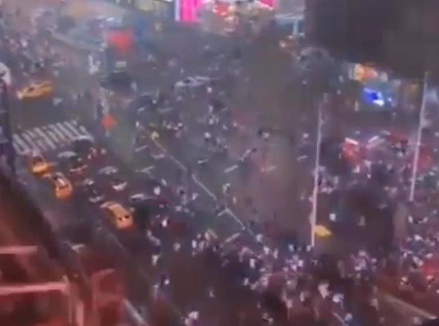 美民众草木皆兵：摩托车回火当枪声，时代广场数千人奔逃至少18伤