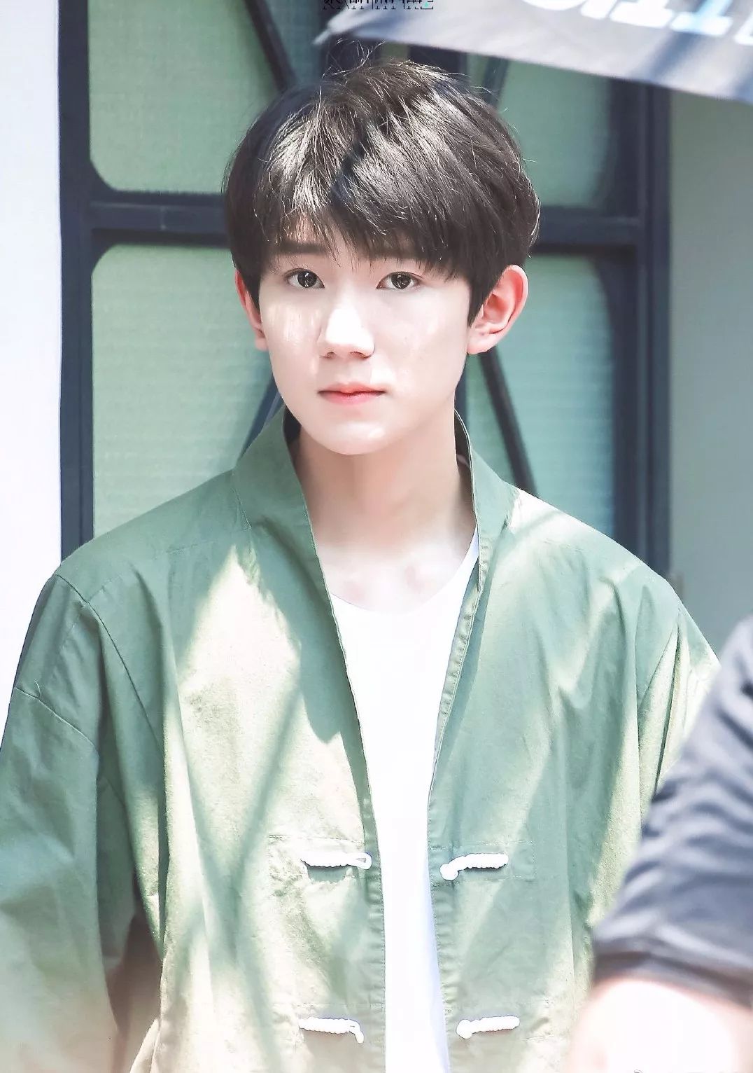 王源穿蓝色的西装图,王源穿黑色西装图片