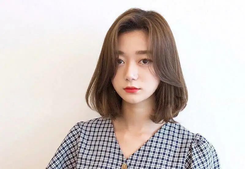 短发怎么烫又好看又不显老,五六十岁女士短发怎么梳不显老