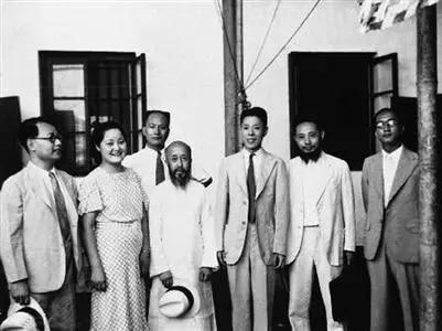 他是中国第一个规范律师职业的人，思想的超前，诠释伟人的伟大