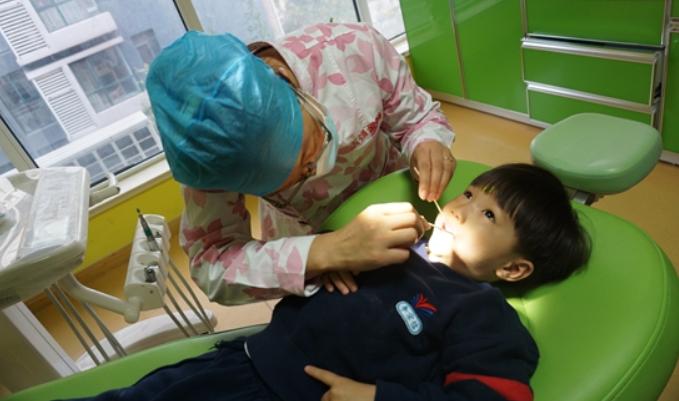 孩子被嫌弃太臭家长带去医院检查,儿子被同学嫌弃