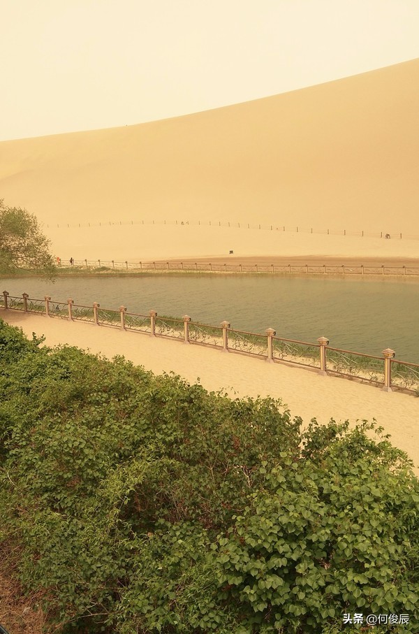 鸣沙山月牙泉堆满了游客,鸣沙山月牙泉景区