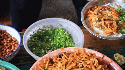 螺狮粉狂热分子：“臭”名远扬的螺狮粉，为何能让*欲人**罢不能