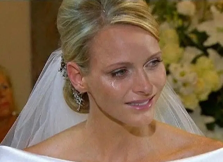 “摩纳哥逃婚王妃”太霸气！剃半边光头非主流，戴金耳环不见婚戒