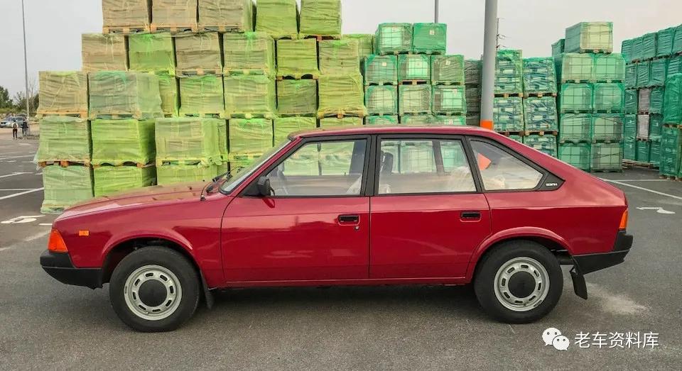 一辆几乎全新的樱桃红“东欧四大破”