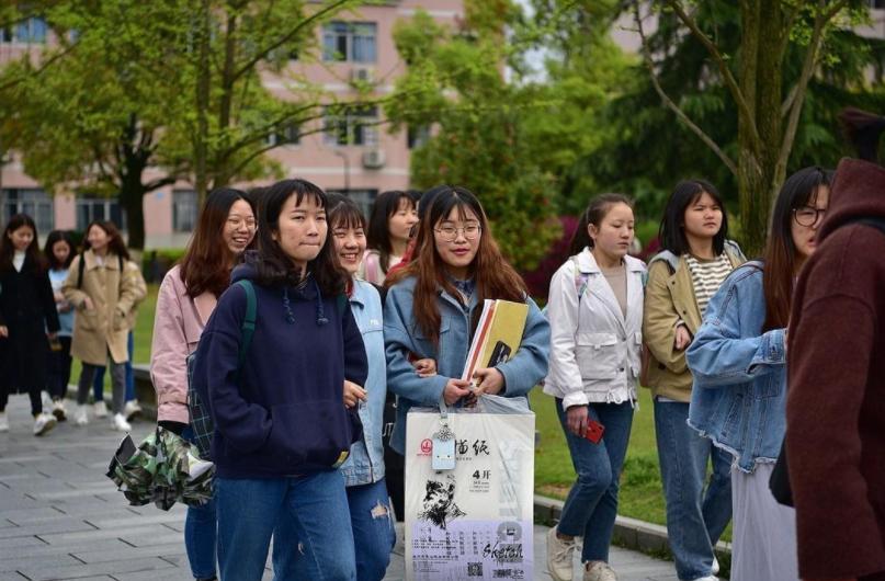 大学生为了逃课假扮老奶奶,大学生为了社团逃课