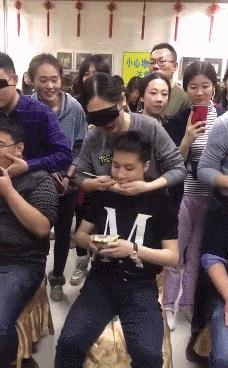 搞笑gif段子妹子有点太淘气了,搞笑gif妹子你又调皮了