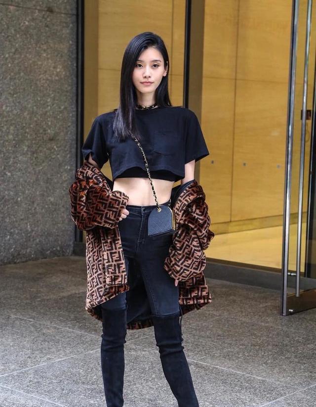 奚梦瑶维密试装，过膝高筒靴搭配牛仔裤，腿很细但整体太难看