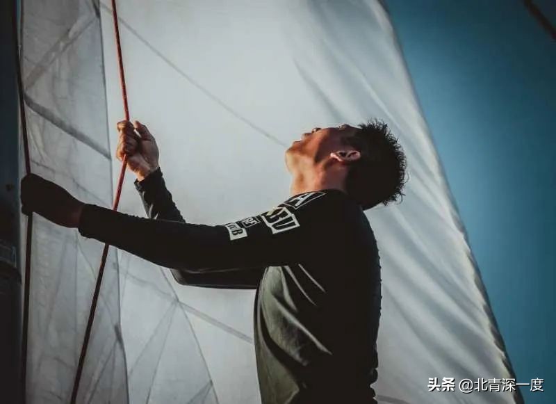 卖房航海、穿越雷暴、五十天未上岸：船长韩啸和他的圆梦之旅