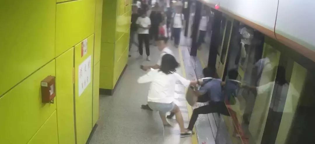 霸气!年轻女孩地铁站内抓“*狼色**”,守株待兔一把拽地上,帅呆了
