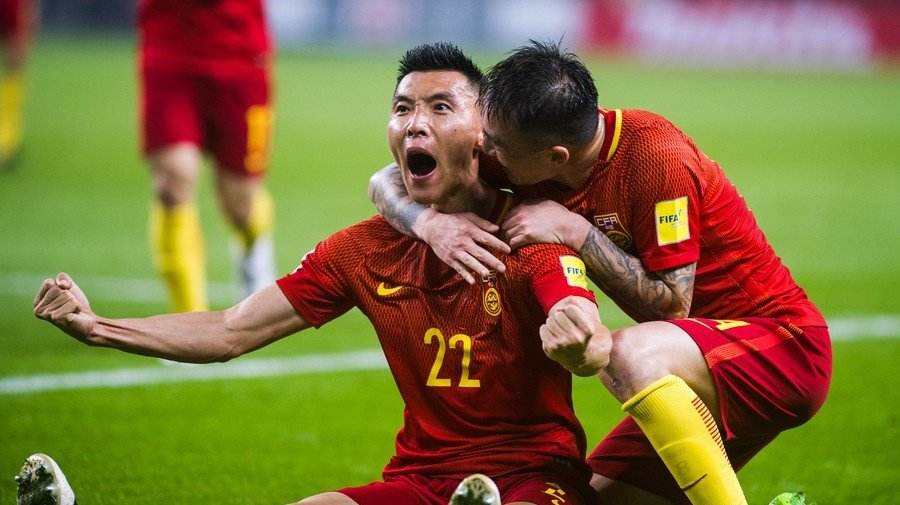 国足赢了泪目,国足输球球迷感动