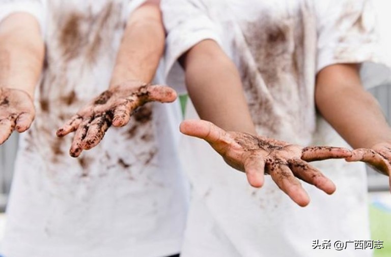 衣服上的污渍怎么洗,孩子白色衣服顽固污渍怎么洗