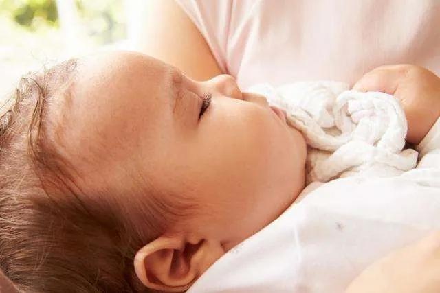 40多天宝宝便血,纯母乳宝宝便血是怎么回事