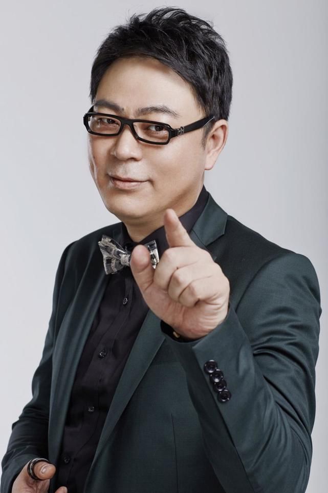 易烊千玺一朵小红花采访完整视频,送你一朵小红花易烊千玺同款外套