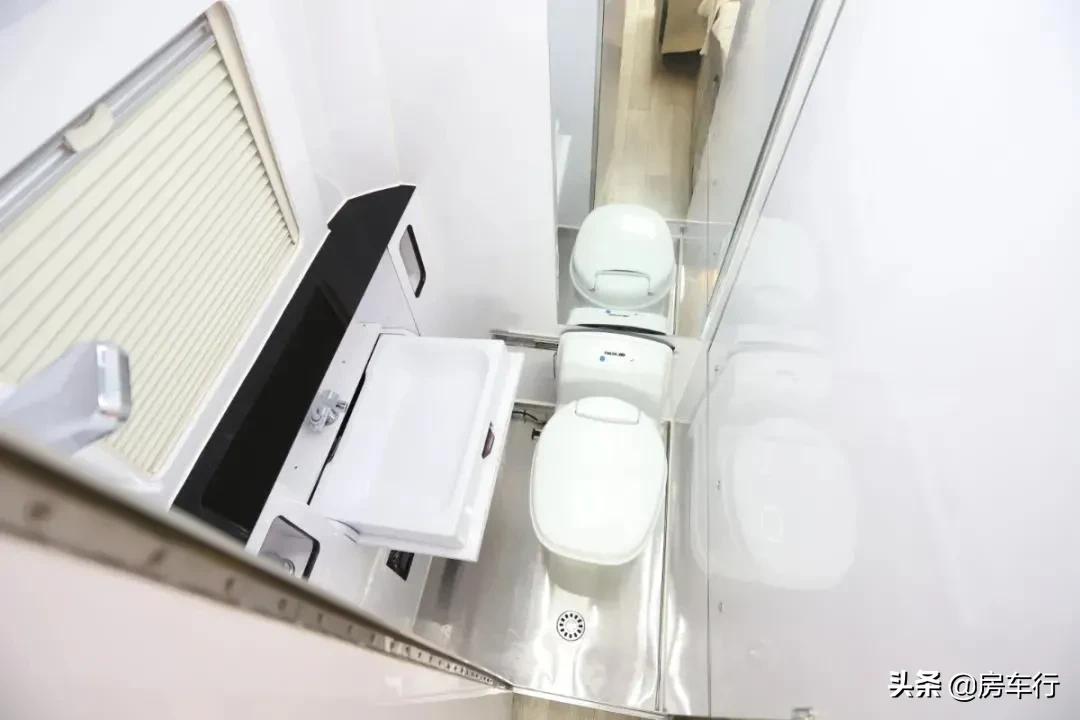 飞翔依维柯房车b型后厨卫,飞翔依维柯b型房车