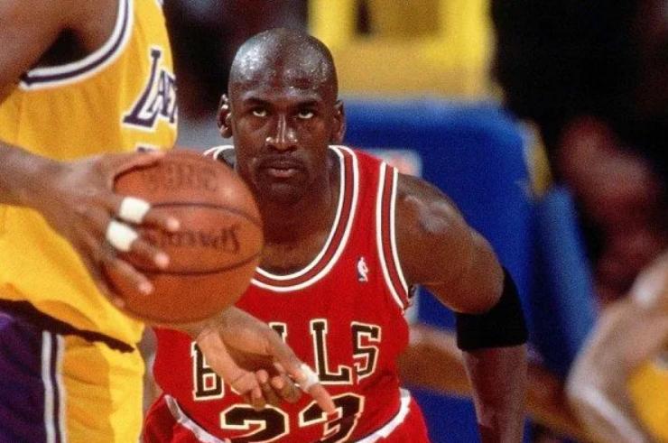 足球运动员90分钟都不累,足球比赛为啥90分钟没停