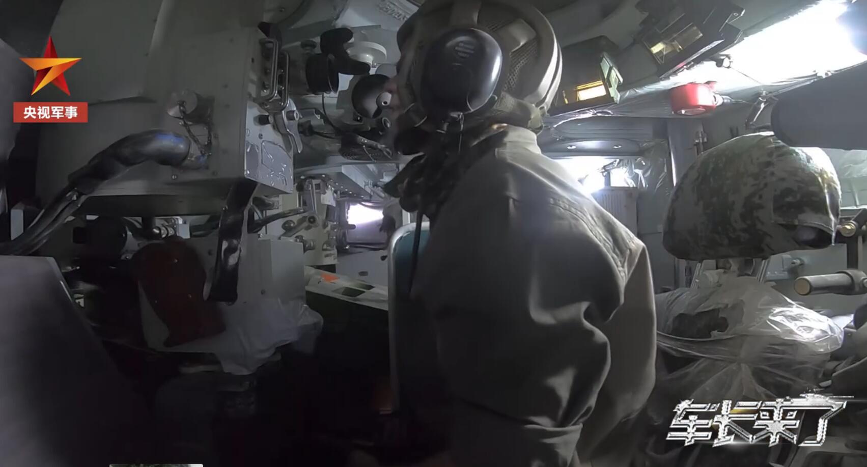 中国女兵方队大集结,我军新型装甲车装备高原