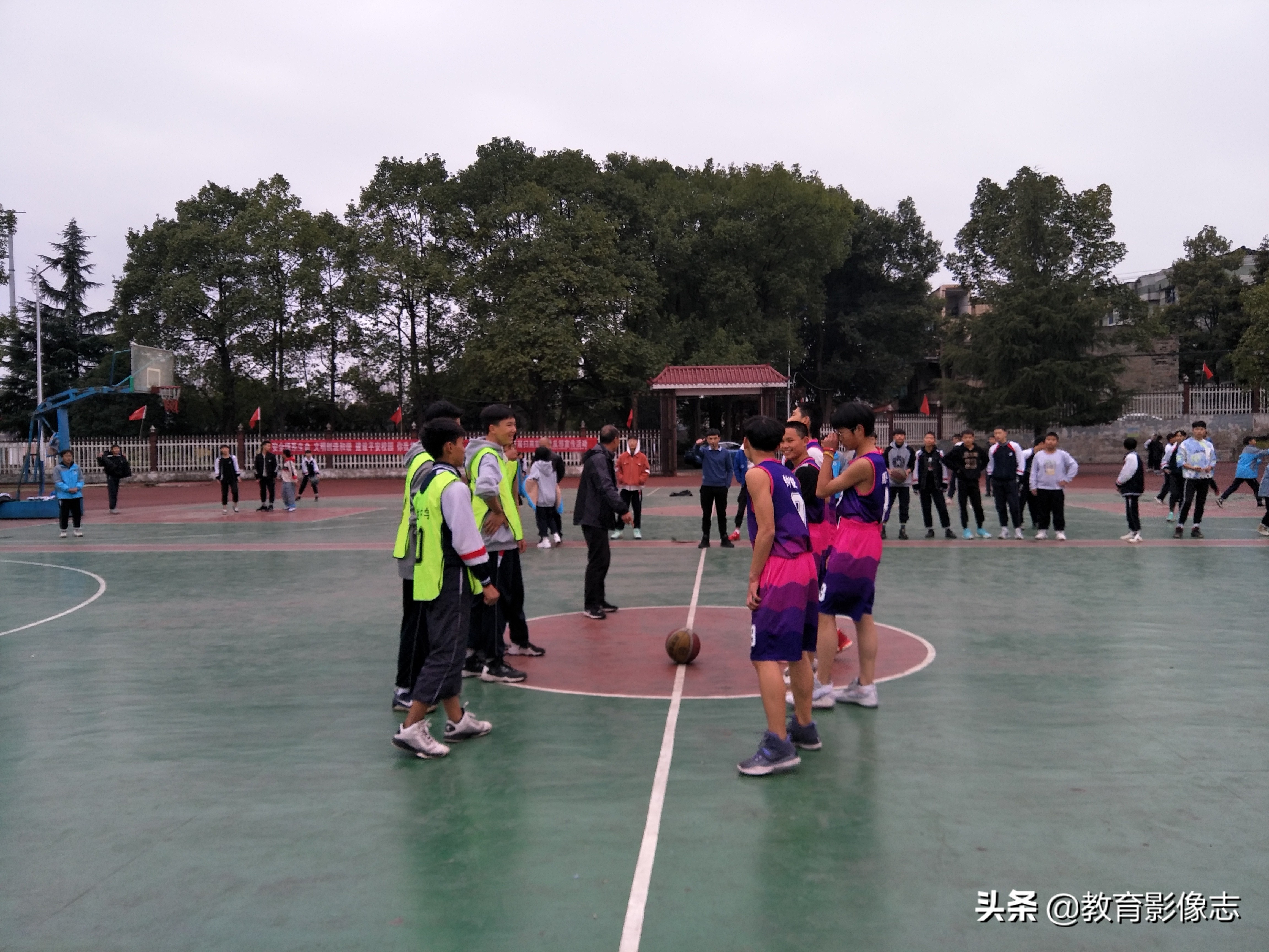 19日教育热点回顾：新晃：湘黔边界篮球赛增进友谊