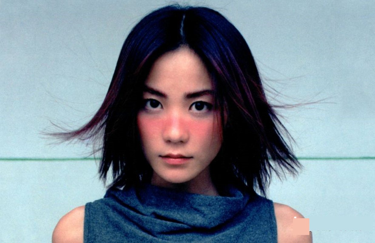 王菲年轻时穿搭高级感,最新王菲的穿衣搭配图片