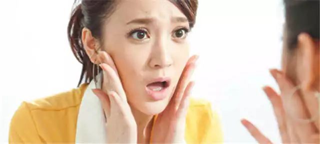 眨眼睛面部肌肉跟着动是什么原因,面部三叉神经痛是什么原因造成的