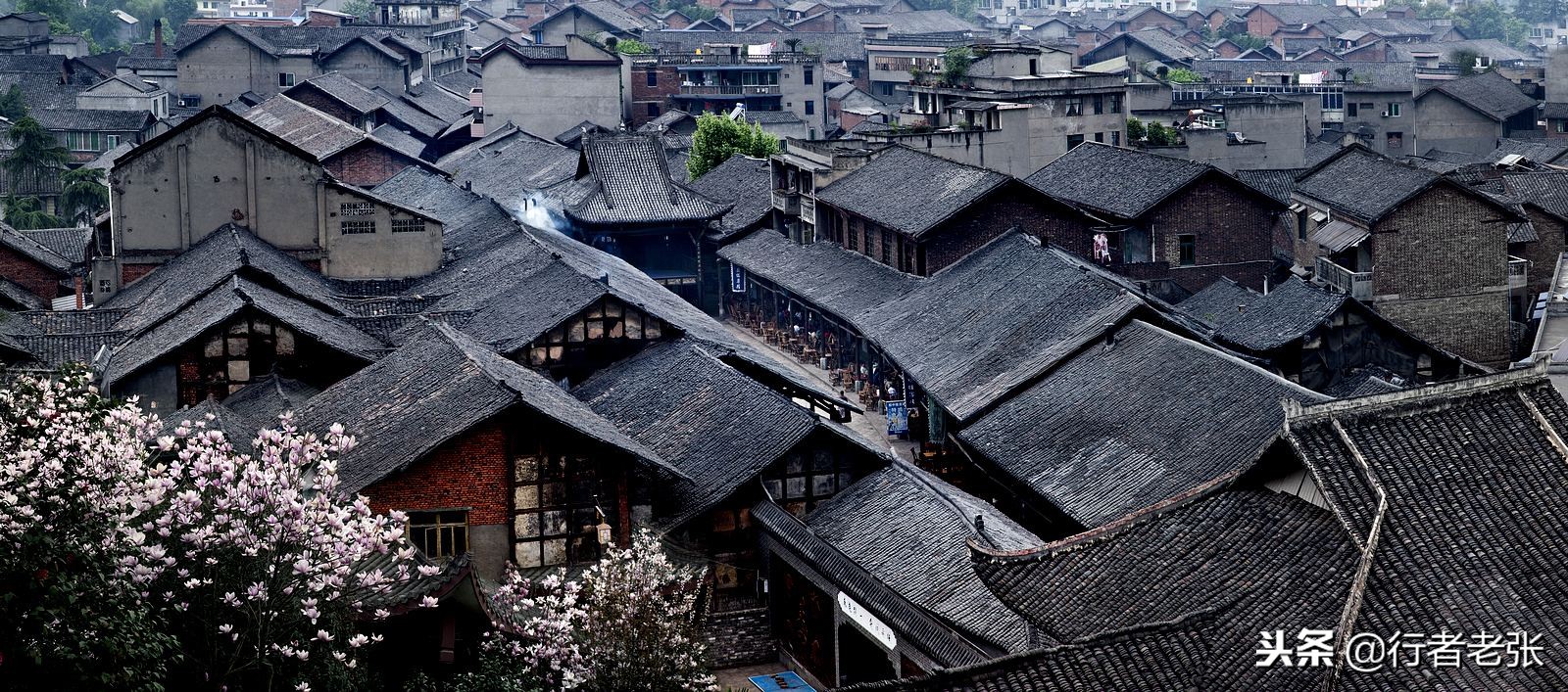 山顶一只船，其实它是一格形状像船的小镇