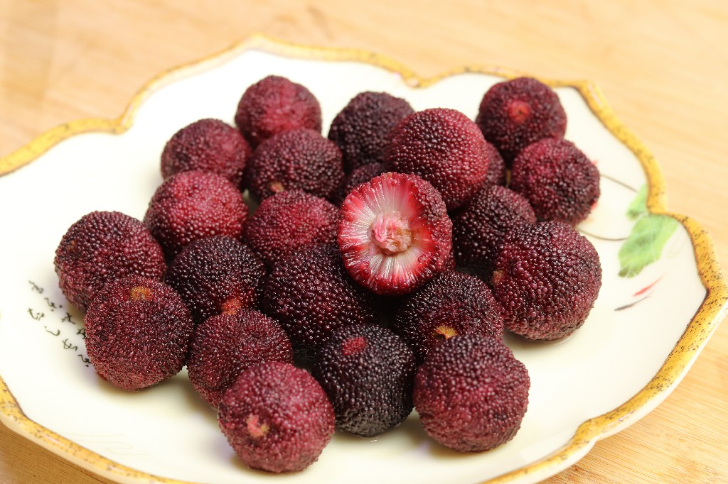 杨梅用盐水泡会有虫子爬出来吗,杨梅用盐水泡出虫子还可以吃吗