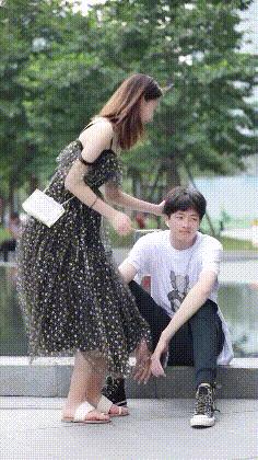 搞笑GIF：妹子，你在练什么呢，我去陪你啊