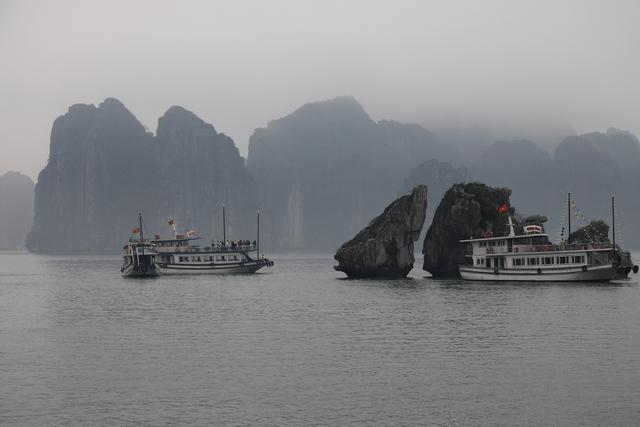 这里虽然风景如画人们生活的却很凄惨没日没夜的追着大船讨生活